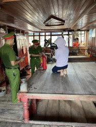 Hình ảnh: Lực lượng cảnh sát PCCC xuống tàu cá kiểm tra và tuyên truyền cho chủ tàu thực hiện công tác phòng cháy chữa cháy