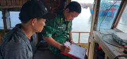Hình ảnh: Đồng chí đại uý Đậu Trung Kiên cán bộ trạm biên phòng Lạch Cờn tham gia thành viên Tổ liên ngành tại cảng cá Quỳnh Phương thực hiện lập biển bản kiểm tra tại tàu cá