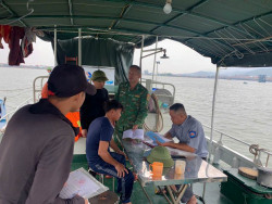 Tổ liên ngành kiểm tra, kiểm soát nghề cá tại cảng cá Quỳnh Phương phối hợp cùng trạm Kiểm soát biên phòng Lạch Cờn và phòng Kiểm ngư Chi cục Thủy sản và Kiểm ngư kiểm tra, kiểm soát tàu cá.