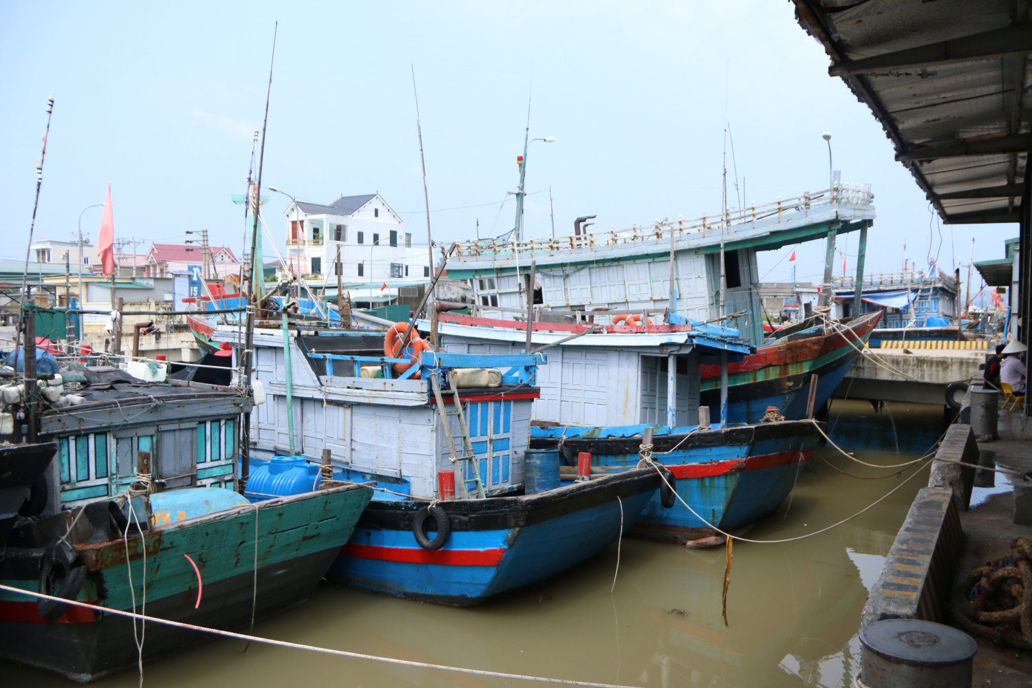 Tàu cá neo đậu tránh trú bão ở cảng cá Quỳnh Phương