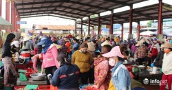 Nghệ An: Cảng cá Lạch Vạn đông đúc, nhiều người thờ ơ với khẩu trang phòng dịch