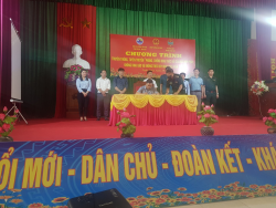 Hình ảnh: Các cơ quan, lực lượng chức năng, các chủ tàu, thuyền trưởng tổ chức ký cam kết trong việc thực hiện chống khai thác IUU