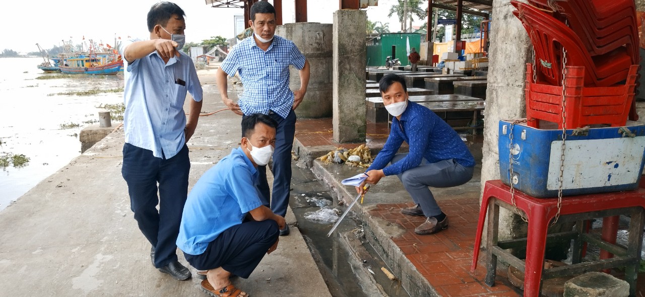 Ông Phan Tiến Chương khảo sát hệ thống thu gom nước thải tại cảng cá Lạch Vạn