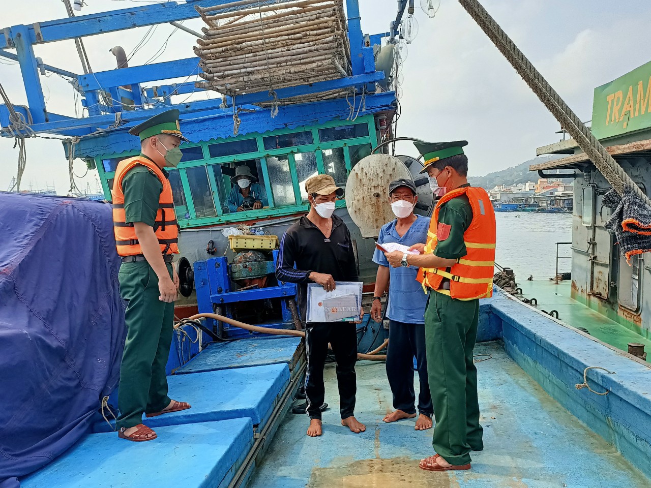 Lực lượng Đồn biên phòng Bến Đá kiểm tra các tàu cá về các quy định IUU tại cảng Bến Đá (TP.Vũng Tàu). Ảnh: Nguyên Minh