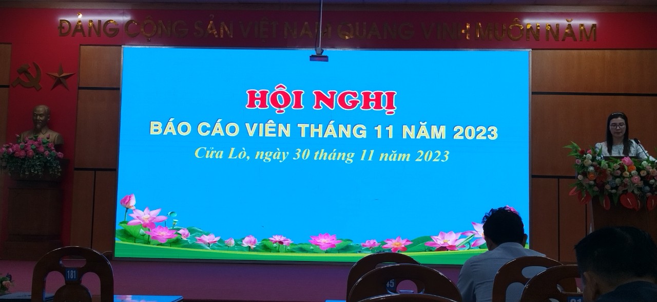 Đồng chí Hoàng Thị Hải Yến– Phó Ban Tuyên giáo Thị uỷ truyền đạt tại hội nghị báo cáo viên kỳ